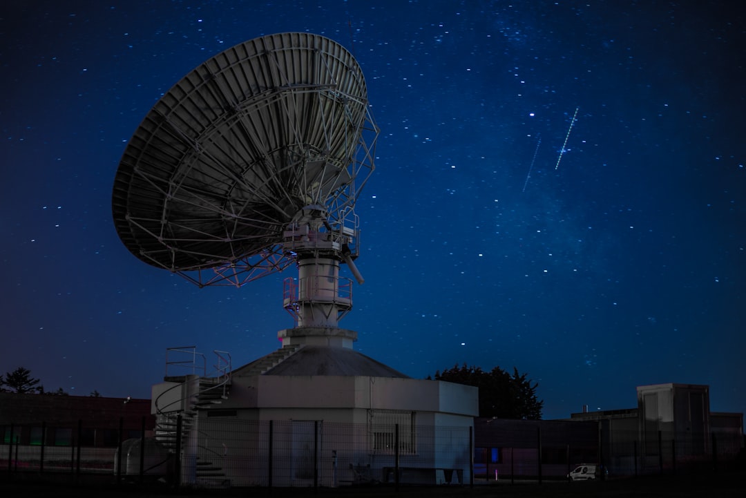 Darin släpper ny singel – upptäck Satellit! illustration